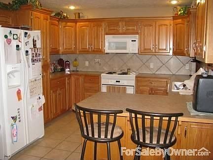 Kitchen : Custom cabinets, Tile, Pantry with pull-out drawers, Lazy Susan, 11'6x11'6