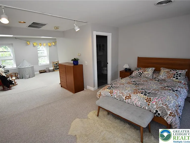 241 Spring Garden St — Photo 25