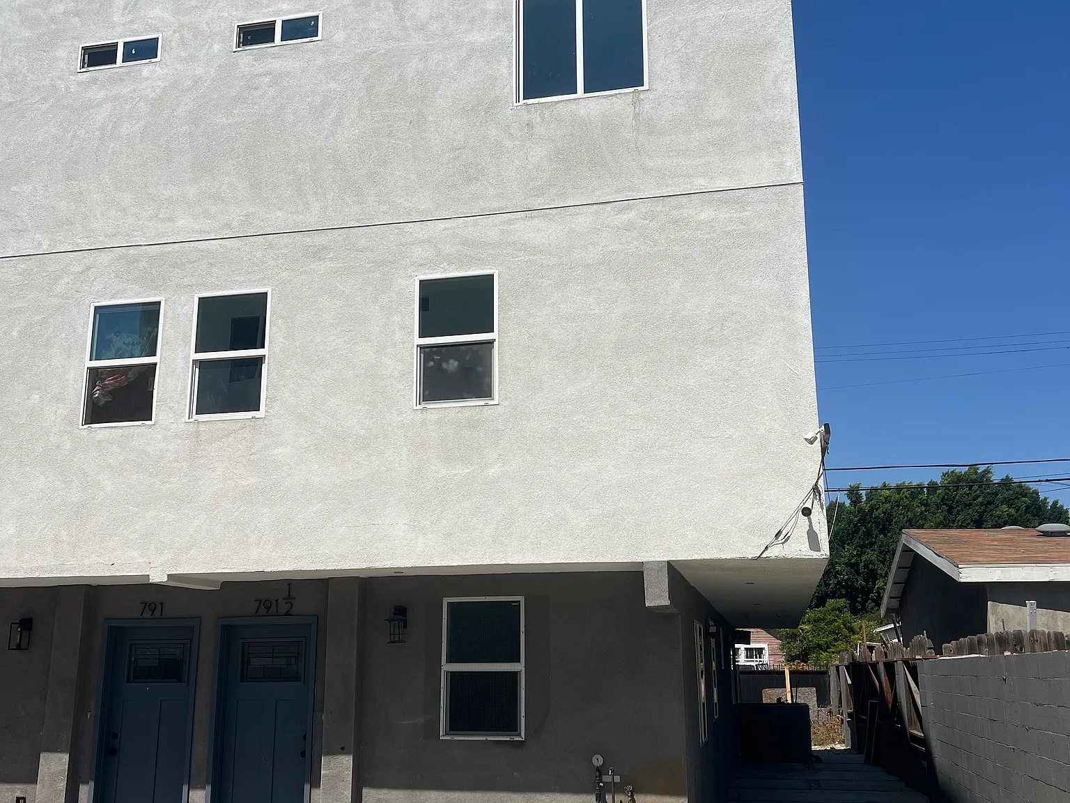 5 bed, 2500 sqft, $4,550 — Photo 1