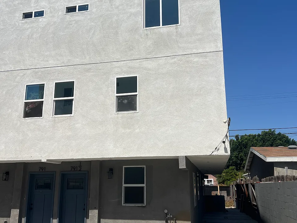 791 E 41st Pl