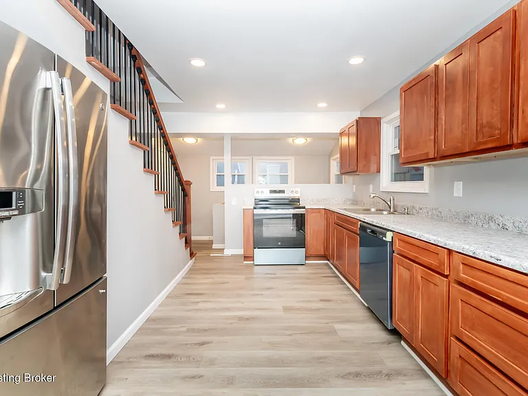 204 W Warfield St — Photo 15