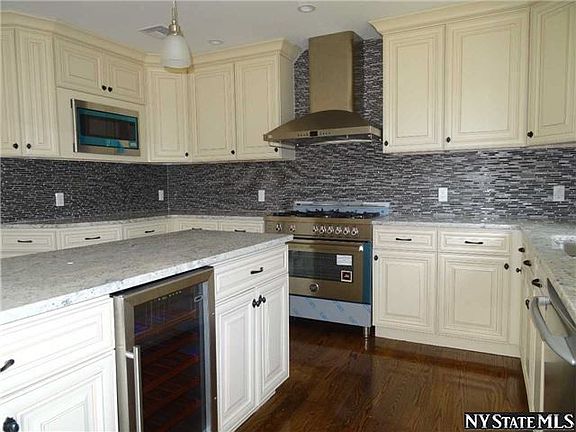 4th image of 206 N Manhattan Ave