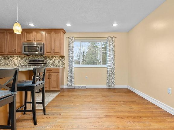 5th image of 102 Scott Ave