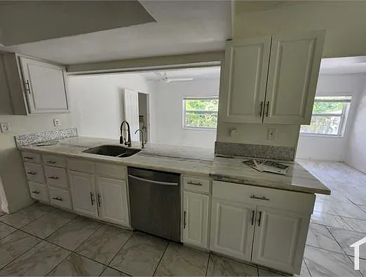 830 SW 50th Ave — Photo 12