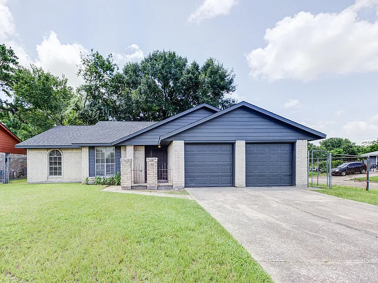 2035 Deerhurst Ln — Photo 1
