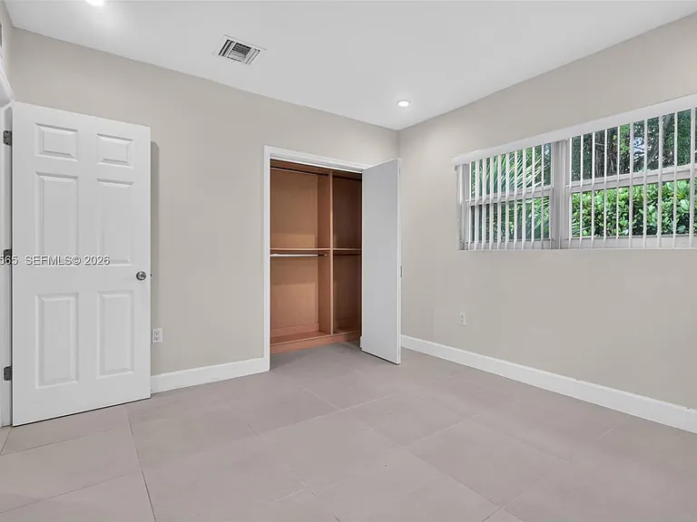 12800 NE 11th Ave #3 — Photo 16