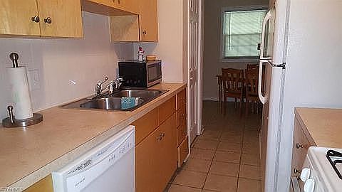 2nd image of 2810G Carriage Dr