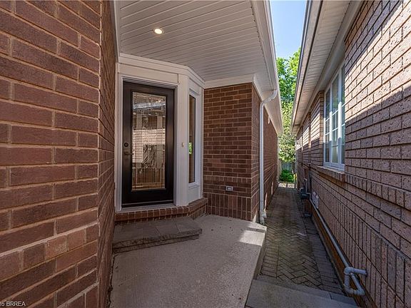 3rd image of 152 Dufferin Ave #10