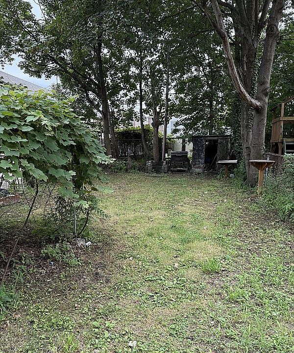 2nd image of 928 E 219th St