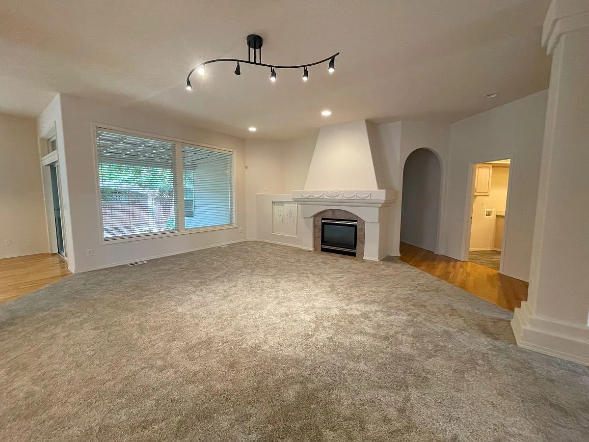 4 bed, 2.5 bath, 2491 sqft, $2,850 — Photo 3