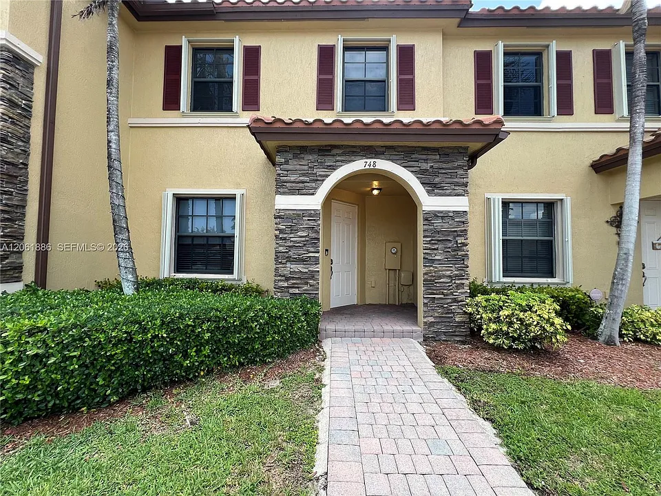 748 SE 32nd Ave #748