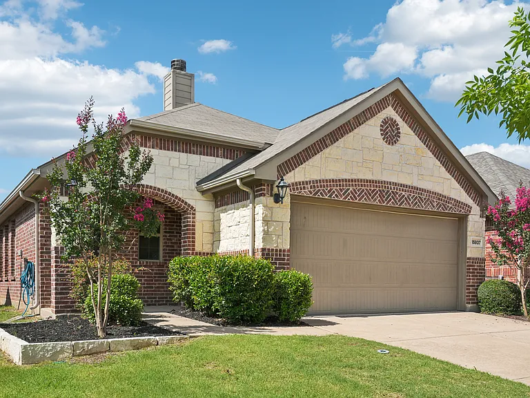 15937 Alvarado Dr — Photo 2