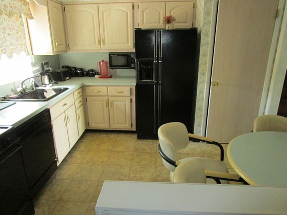 MODERN EAT IN KITCHEN