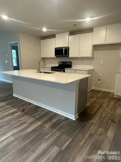 5 bed, 2.5 bath, 2306 sqft, $2,245 — Photo 3