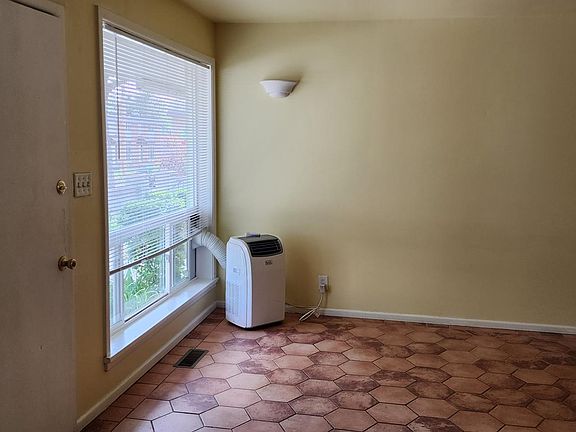 5th image of 907 E Laird Ave #907