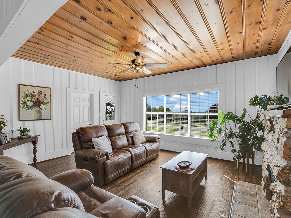 1st image of 818 W Park Ave