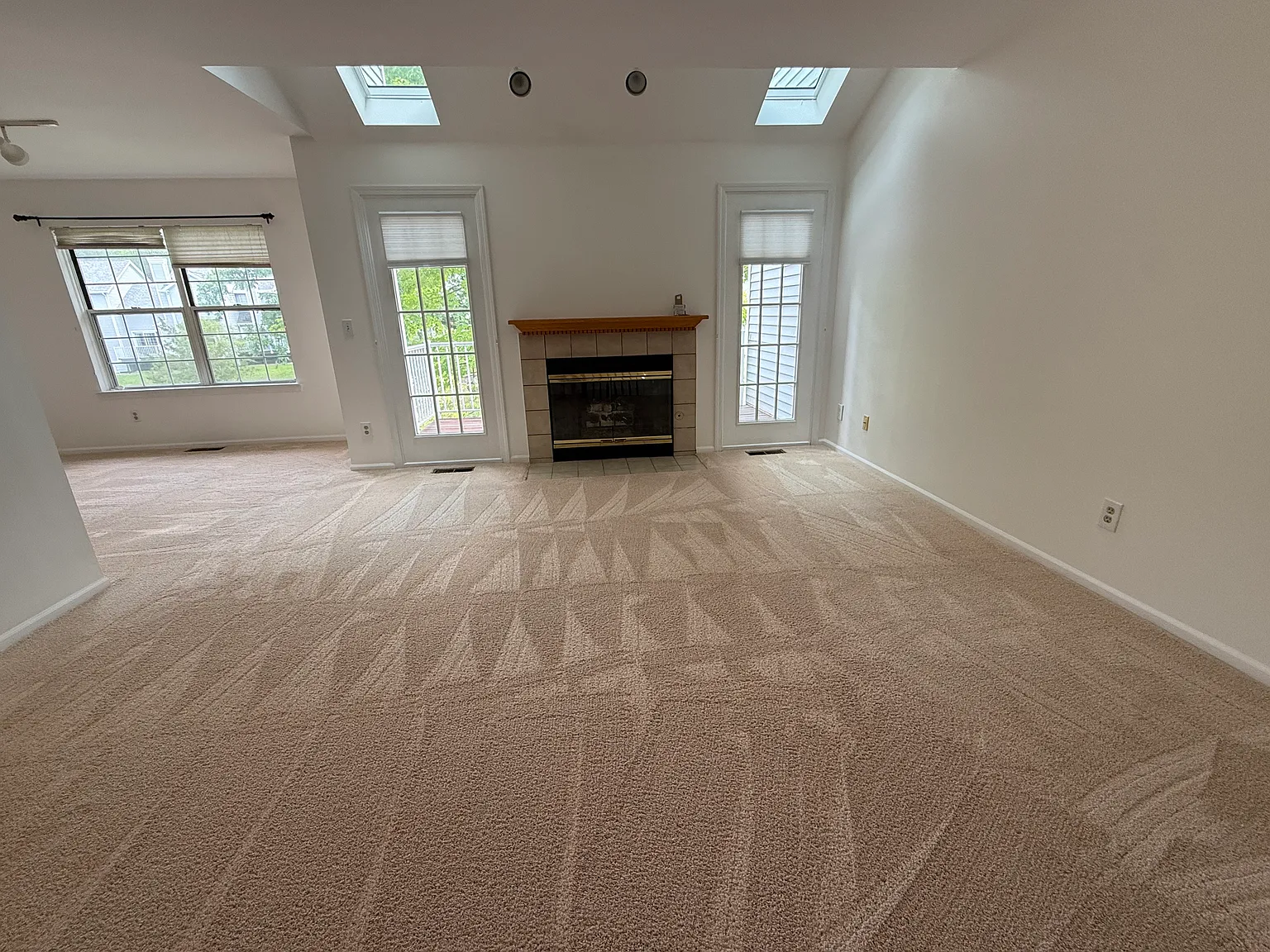 3 bed, 3.5 bath, 2039 sqft, $3,150 — Photo 2