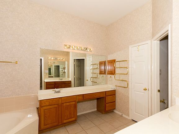 5th image of 2921 Hagen Dr