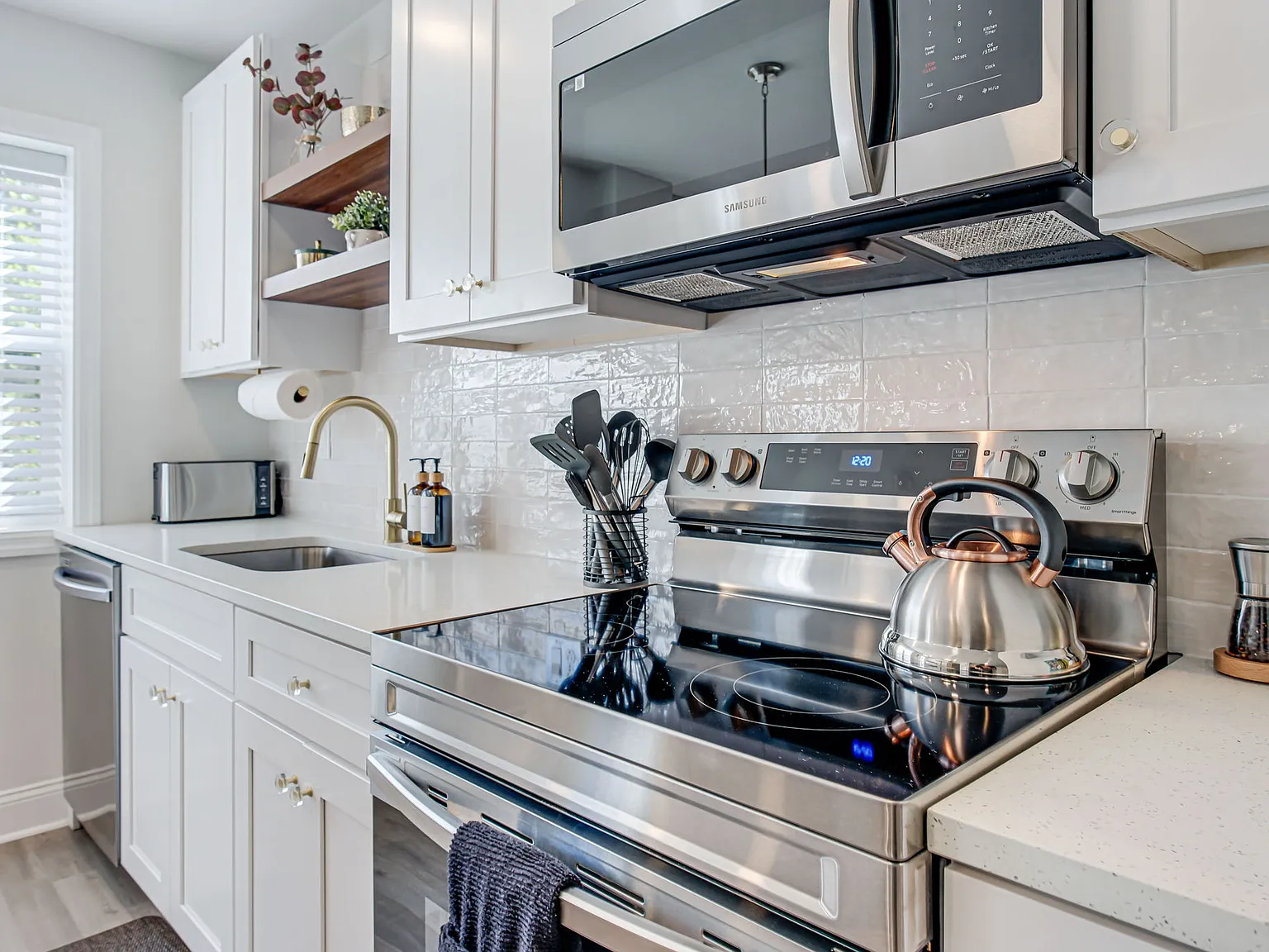 3107 Montrose Ave — Photo 2
