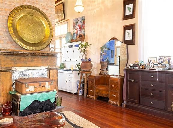 5th image of 323 Tricou St