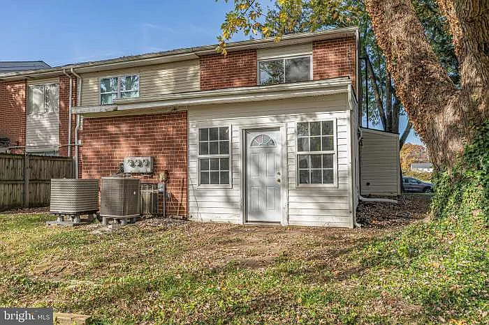 323 Sweet Briar Ct — Photo 5