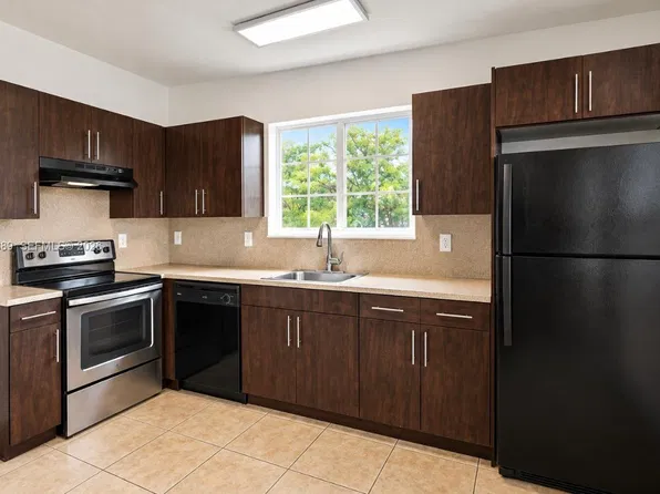 13 S Royal Poinciana Blvd APT 20, Miami, FL 33166