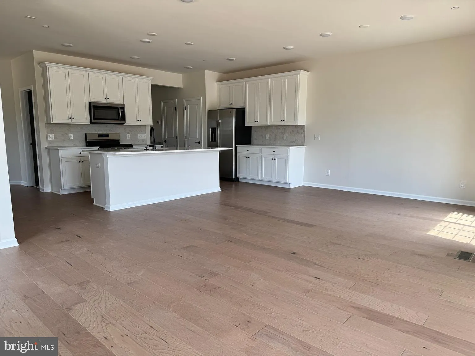 3 bed, 2.5 bath, 1883 sqft, $3,800 — Photo 4
