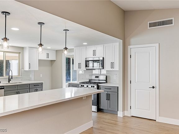 3rd image of 1943 Hallwood Dr