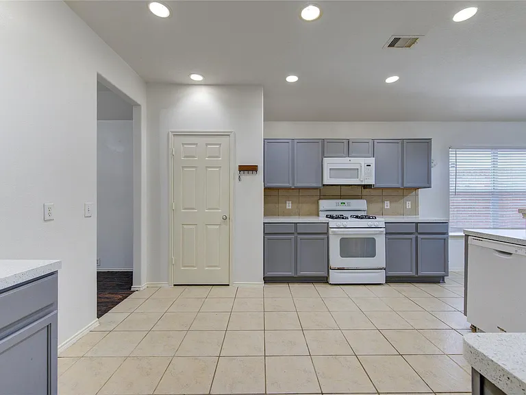 14027 Coveney Dr — Photo 11