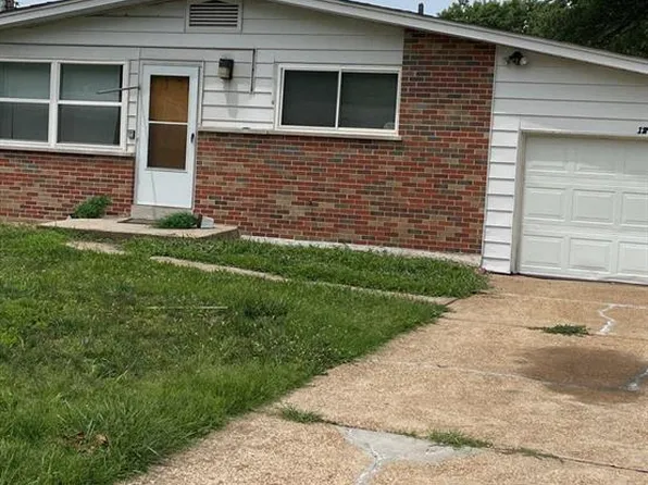 1217 Senate Dr, Saint Louis, MO 63138