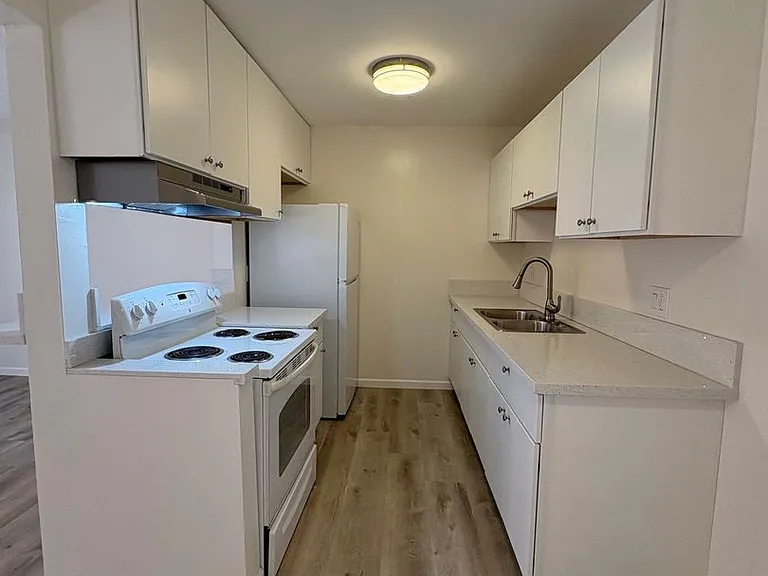 650 Linden Ave — Photo 4