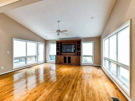 5th image of 308 Fairbrook Cir NE