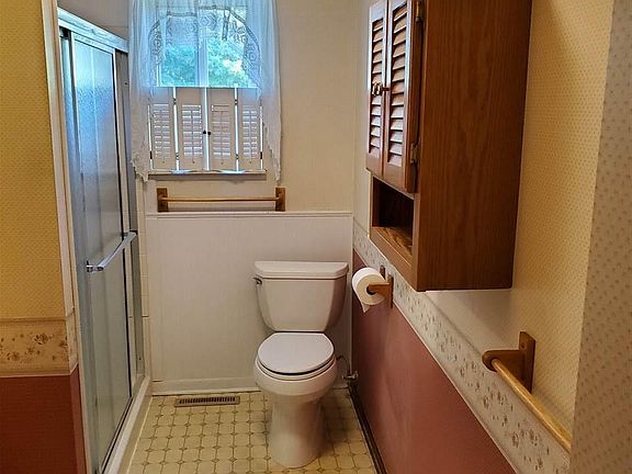 3rd image of 214 W Harcourt Dr