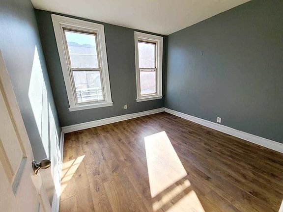 3rd image of 1310 Stratford Ave #2L
