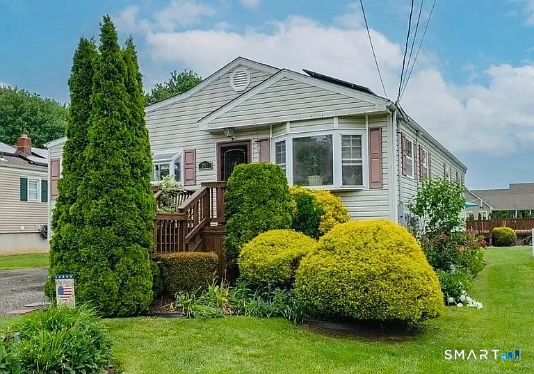 217 Merwin Ave — Photo 2