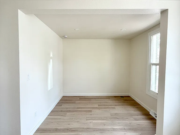 708 E Dakota Ave — Photo 5