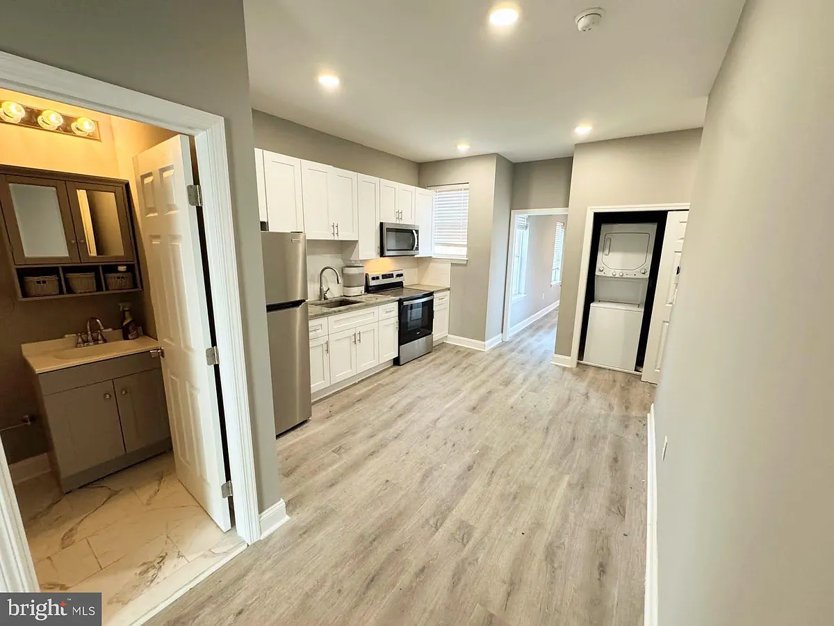 Building Photo - 2417 W Jefferson St #2