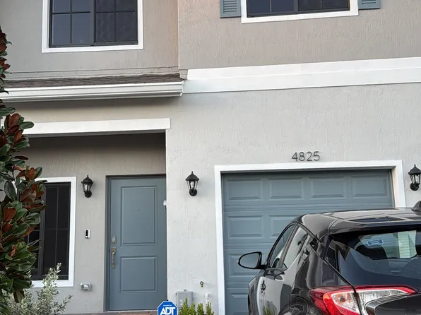 4825 Dillion St, Lake Worth, FL 33463