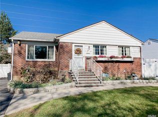 17 Greenway Dr, Farmingdale, NY 11735