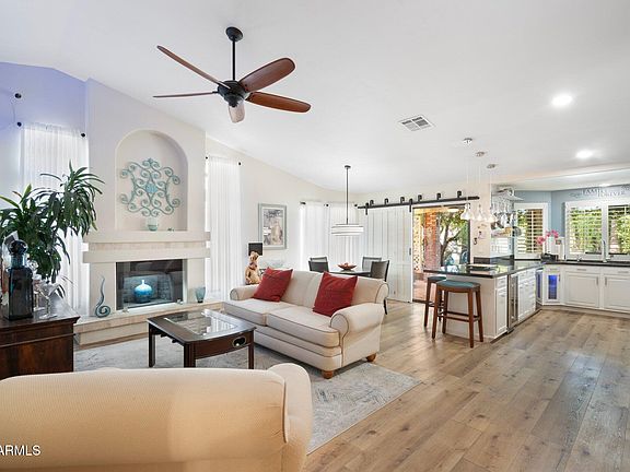 3rd image of 1113 W WAGNER Drive