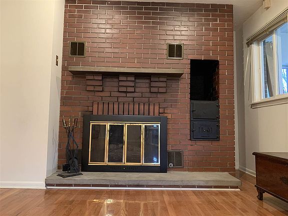 5th image of 303 Mimosa Ln