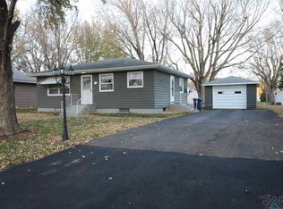 202 N Maple St, Viborg, SD 57070