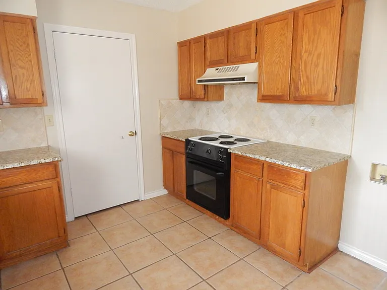 808 Corey Dr — Photo 3