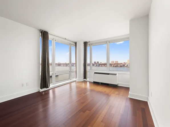 60 Riverside Boulevard image 6 of 22