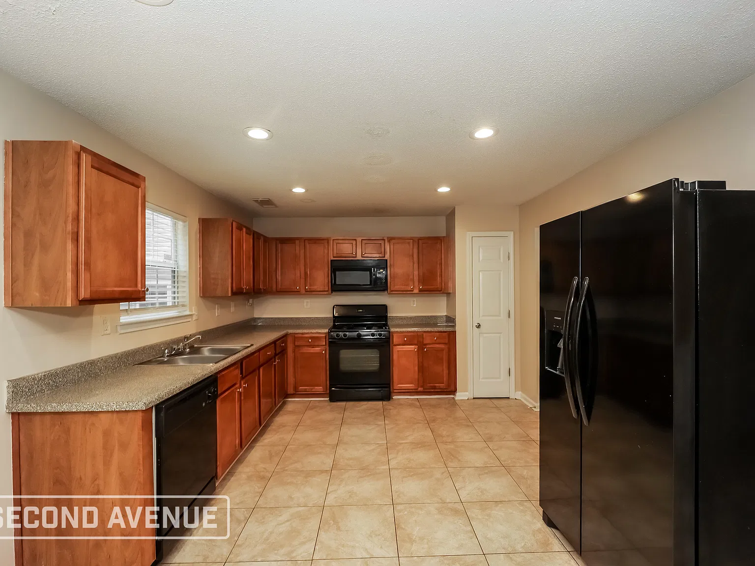 4 bed, 3.0 bath, 2720 sqft, $2,399 — Photo 3