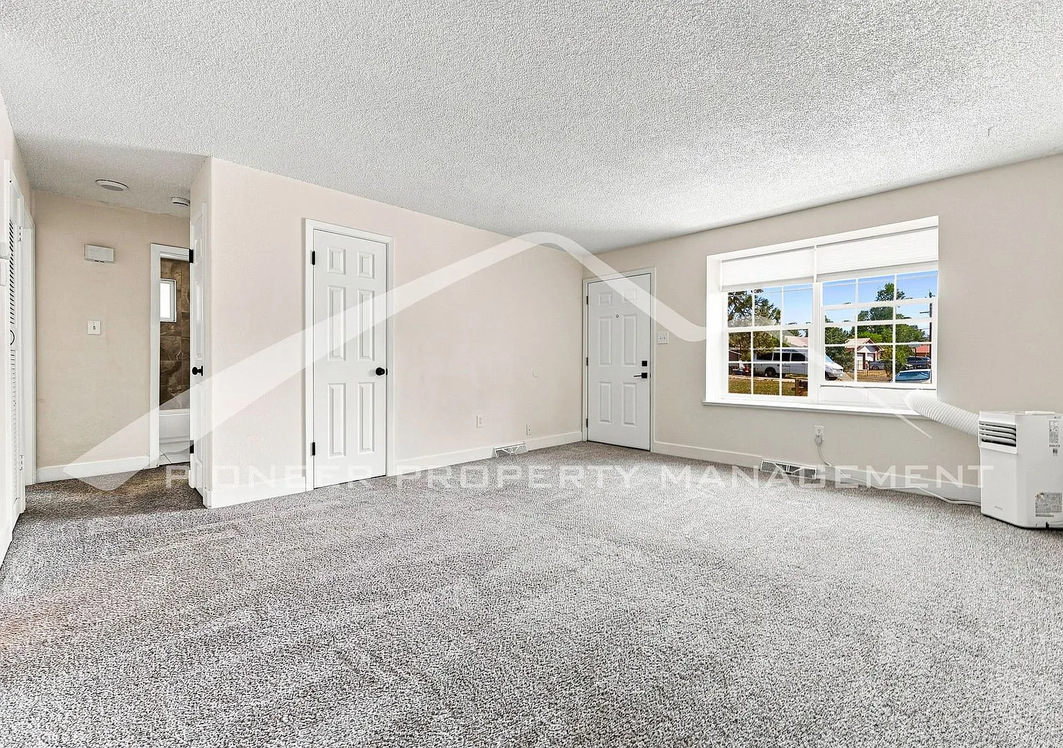 Charming 1/2 Duplex on Quiet Cul-De-Sac with Fenced Yard — Photo 3