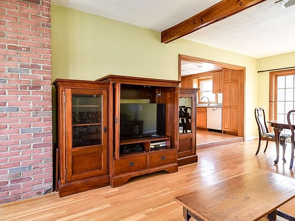 3rd image of 8 Edwards Rd