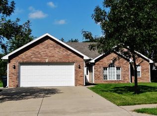 831 Emerald Dr, Centralia, MO 65240
