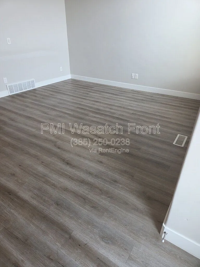 3 bed, 2.5 bath, 2332 sqft, $2,250 — Photo 2