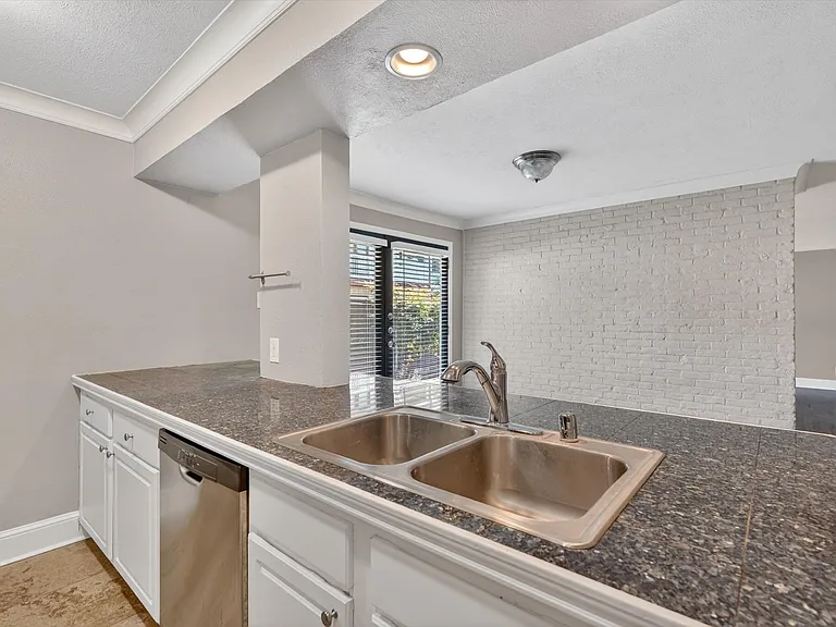 5932 Sandhurst Ln #114 — Photo 18